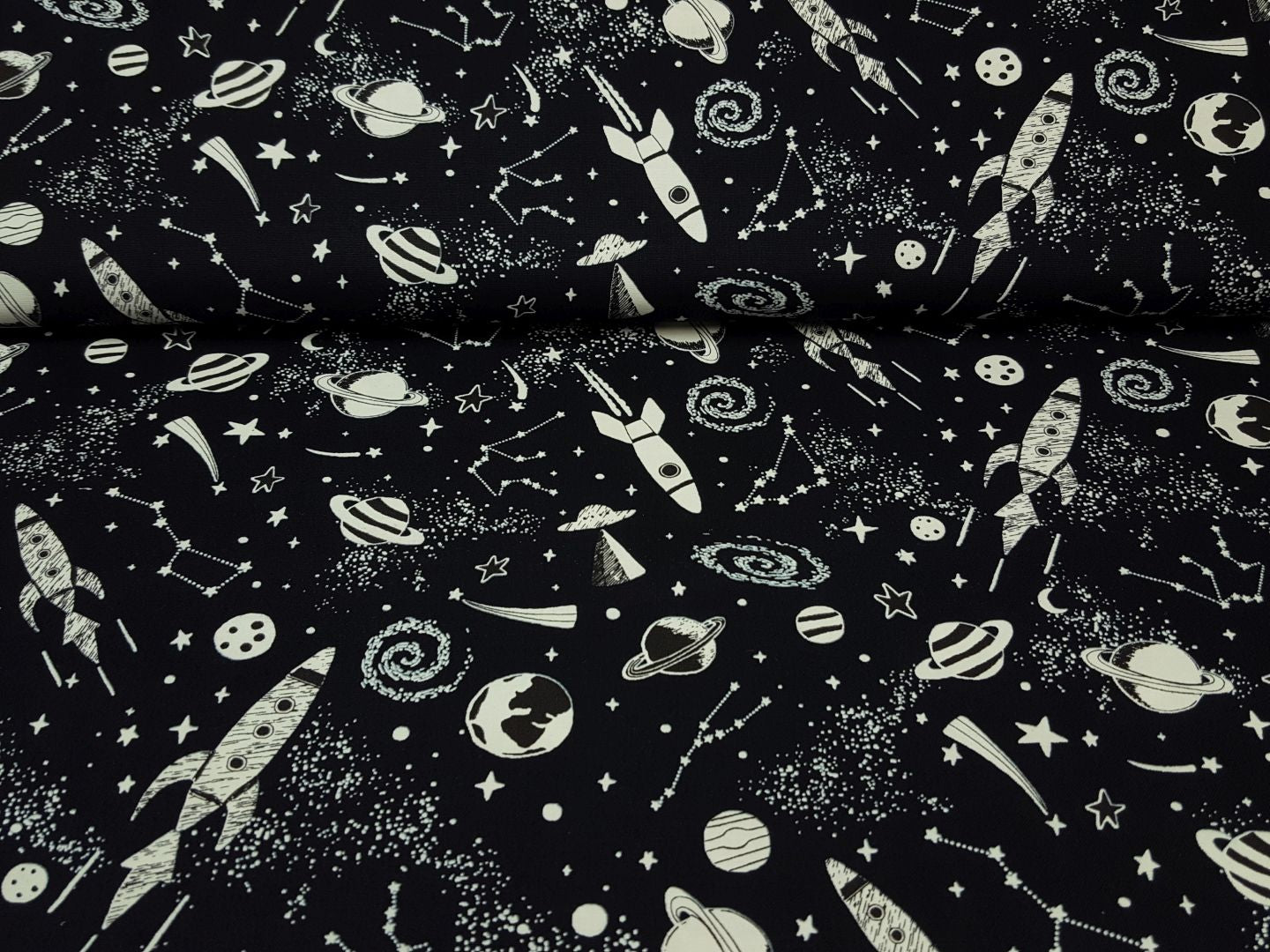 Timeless Treasures Space schwarz/offwhite