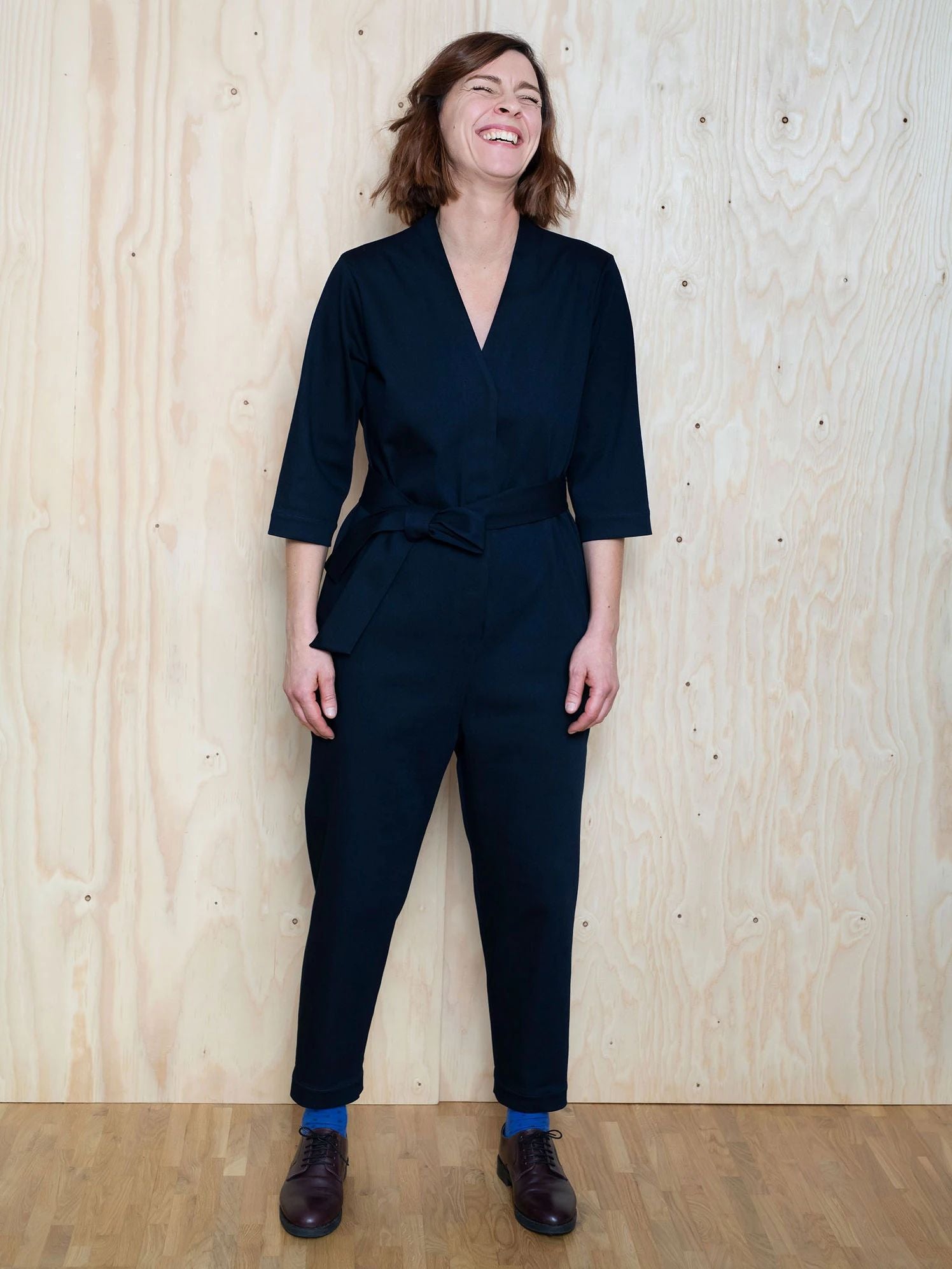 V-Neck Jumpsuit Papierschnittmuster von The Assembly Line