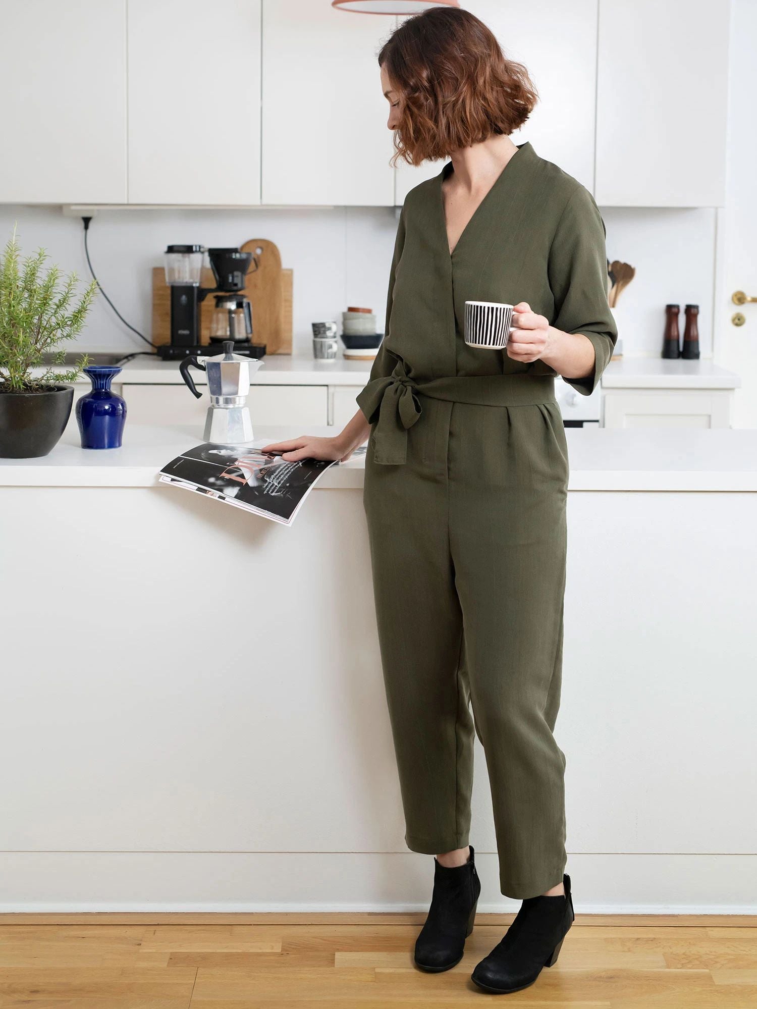 V-Neck Jumpsuit Papierschnittmuster von The Assembly Line